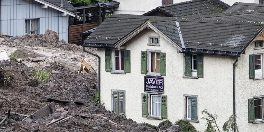 Ein halbes Dutzend Häuser wurde bei zwei grossen Hangrutschen in Schwanden GL Ende August zerstört. Viele weitere Haushalte wurden evakuiert. Weil weitere Murgänge drohen, ist eine Rückkehr der Betroffenen nicht in Sicht.