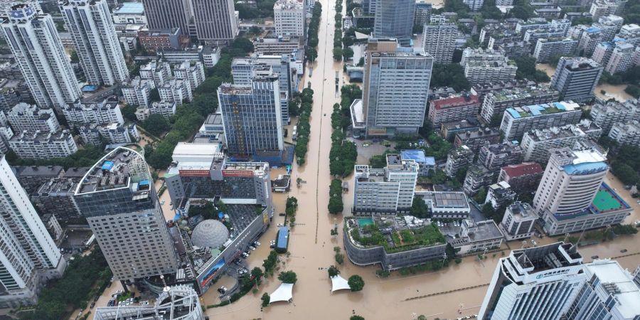 Luftaufnahme der überschwemmten Stadt Fuzhou.