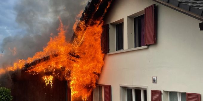 Enormer Sachschaden - Schopfbrand greift in Leutwil AG auf Dach über