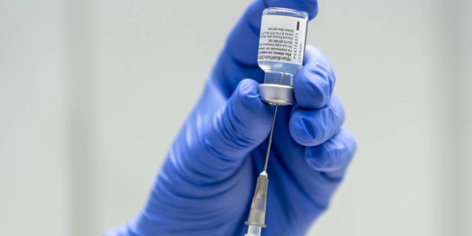 Nun sollen auch Babys besser vor dem RS-Virus geschützt werden. (Symbolbild Impfung) Impfspritze Symbolbild