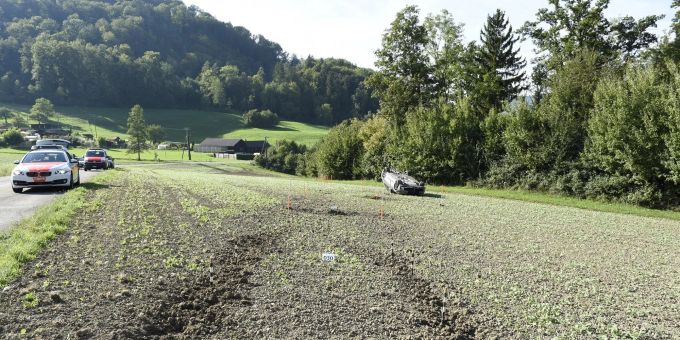 Auf Dach gelandet - Zwei Verletzte bei Selbstunfall in Pfungen ZH