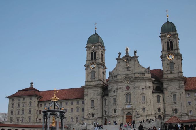 Sie steht im Mittelpunkt des Klosters Einsiedeln: die Stiftskirche in Einsiedeln. Kirche, Schweiz, Architektur, Sightseeing
