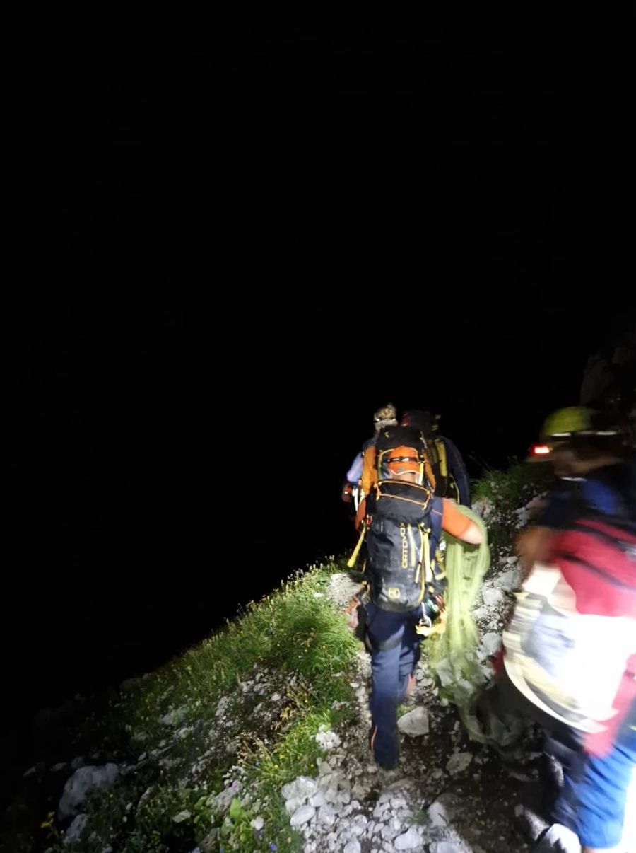 Die Rettungsaktion dauerte rund sechs Stunden, zudem suchten die Bergretter auch nach dem Kollegen.