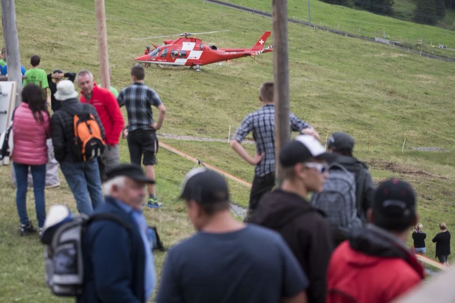 Der Sörenberger wird mit dem Helikopter ins Spital geflogen.