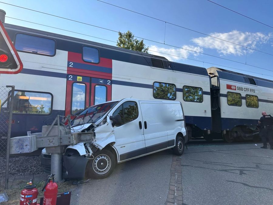 Warum sich der Wagen auf dem Bahnübergang befand, ist noch nicht klar.