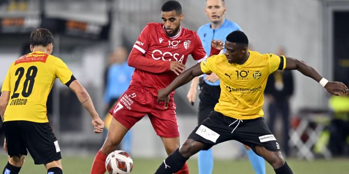 Der Schaffhauser Neftali Manzambi (r.) gegen Sions Yassin Fortune. FC Schaffhausen