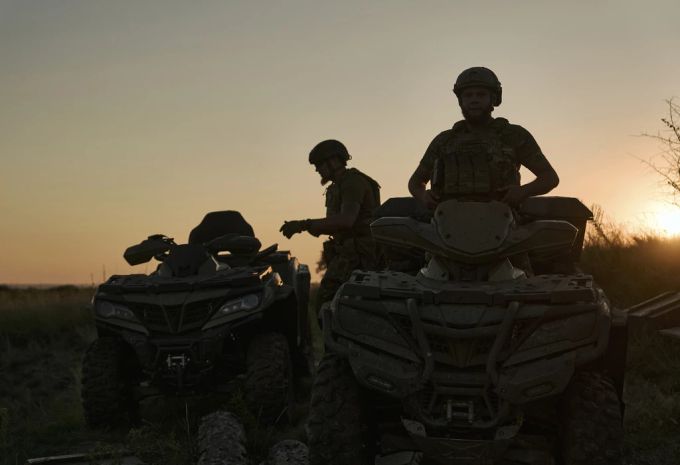 Ukrainische Soldaten fahren Geländewagen an der Frontlinie bei Bachmut. Ukrainische Soldaten