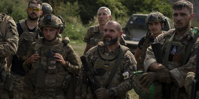 Ukrainische Freiwillige für die Armee hören ihrem Kommandeur nach einer Militärübung zu. Die ukrainische Armee sieht sich an vielen Frontabschnitten im Osten und Süden heftigen Angriffen russischer Truppen ausgesetzt. Foto: Bram Janssen/AP/dpa Ukrainische Armee
