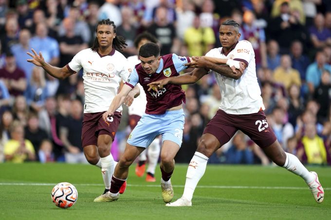 Zwei Schweizer unter sich: Burnleys Zeki Amdouni im Duell mit Manuel Akanji von Manchester City. Britain Soccer Premier League