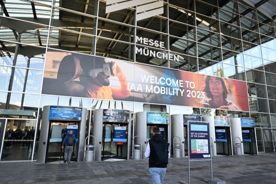 Diverse Klima- und Umweltbewegung protestieren aktuell in München gegen die Messe IAA Mobility.