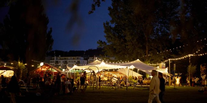 Auf der Landiwiese in Zürich beginnt an diesem Wochenende das Theater Spektakel. In den kommenden rund zweieinhalb Wochen stehen über 200 Veranstaltungen von internationalen Tanz- und Theaterkompanien auf dem Programm. (Archivbild) Landiwiese in Zürich