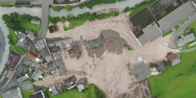 Geröll- und Schlammassen verdecken Häuser in Schwanden GL. Schwanden GL