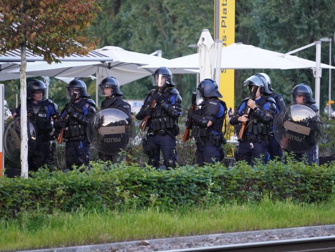Die Polizei ist ausgerückt. Polizei