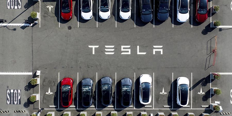 Der amerikanische Autohersteller Tesla ist erneut mit Rassismusvorwürfen konfrontiert. (Archivbild)