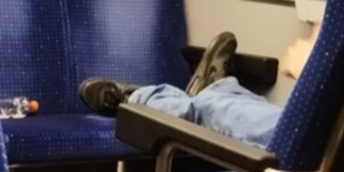 Auf frischer Tat ertappt: Ein Jugendlicher legt seine dreckigen Schuhe auf das Sitzpolster in einem SBB-Zug. Dreckige Schuhe SBB Tweet