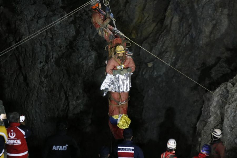 Der 40-Jährige wurde mit der Hilfe einer Trage aus der Höhle gerettet.