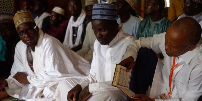 Gläubige nehmen am Freitagsgebet in einer Moschee in Niamey, Niger, an einem Koranvortrag für die Junta teil. ecowas niger