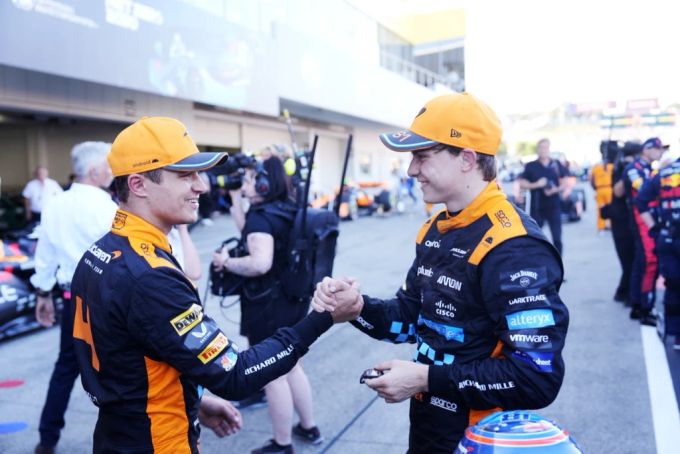 Der Zweitplatzierte Lando Norris (l.) gratuliert seinem jungen Teamkollegen Oscar Piastri zum ersten Podium in der Formel 1. Lando Norris