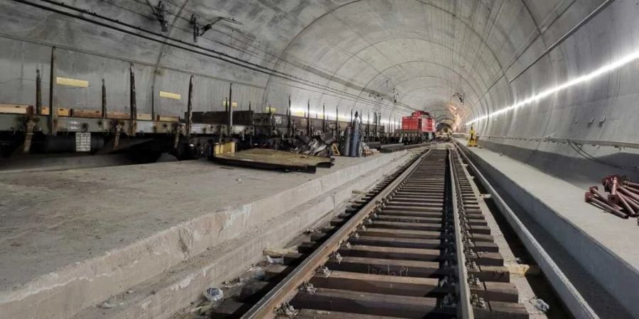 Der Gotthard-Basistunnel präsentiert sich gut anderthalb Monate nach der Entgleisung eines Güterzugs wieder in einem sauberen Zustand. Die Reparaturarbeiten werden aber noch Monate dauern.