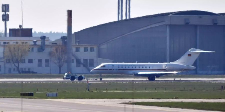 Jet auf dem Flughafen Berlin-Schönefeld