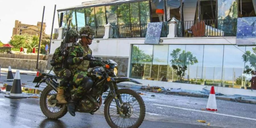 Soldaten fahren auf einem Motorrad am The Kingsbury Hotel in Colombo vorbei, das von einem Selbstmordattentäter angegriffen wurde. Foto: Chamila Karunarathne/AP