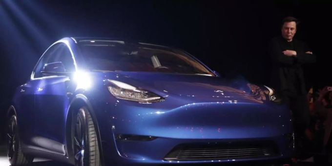 Tesla, Inc.: Tesla-Chef Elon Musk neben dem Model Y. Tesla Model Y
