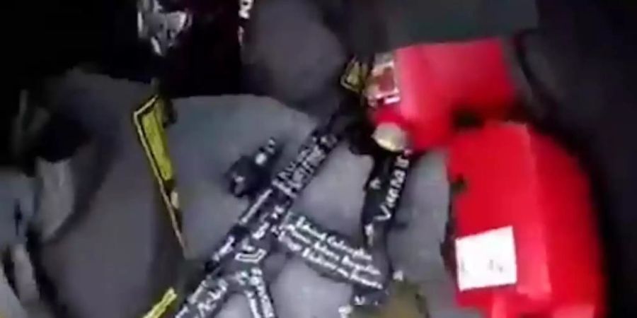 Ein Standbild aus dem Video des mutmasslichen Schützen zeigt Waffen in einem Kofferraum. Foto: Tätervideo