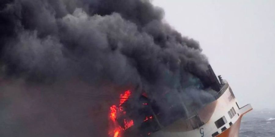 Das Containerschiff "Grande America" steht in Flammen im Golf von Biskaya vor der Westküste Frankreichs. Foto: Loic Bernardin/Marine Nationale/AP