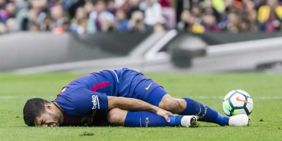 Luis Suárez liegt verletzt am Boden. Der Stürmer vom FC Barcelona musste operiert werden. Foto: Gtres/gtres