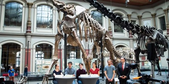 Schüler präsentieren im Berliner Naturkundemuseum konkrete Forderungen an die Politik. Foto: Bernd von Jutrczenka Schüler präsentieren im Berliner Naturkundemuseum konkrete Forderungen an die Politik. Foto: Bernd von Jutrczenka