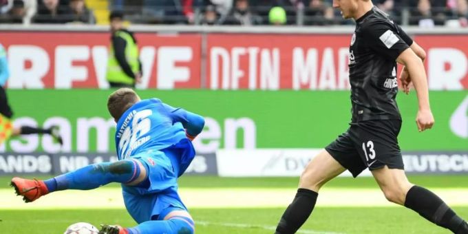 Frankfurts Martin Hinteregger (r) erzielt das 1:0 gegen Nürnbergs Torwart Mathenia. Foto: Arne Dedert Frankfurts Martin Hinteregger (r) erzielt das 1:0 gegen Nürnbergs Torwart Mathenia. Foto: Arne Dedert
