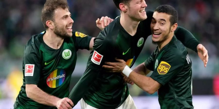 Wolfsburgs Wout Weghorst (M) bejubelt sein Tor zum 2:1 gegen Fortuna Düsseldorf mit Admir Mehmedi (l) und William. Foto: Peter Steffen