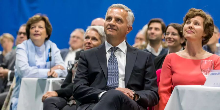 Didier Burkhalter und seine Frau sitzen nebeneinander an einem Tisch.