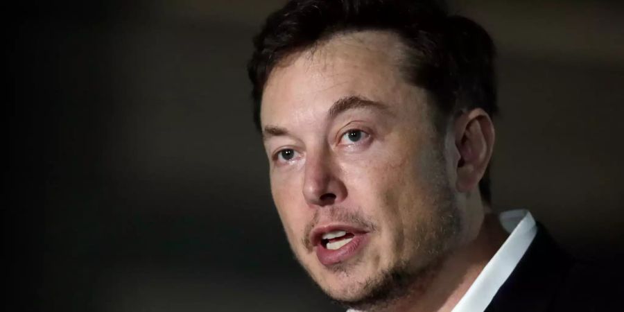 Elon Musk während einer Pressekonferenz.