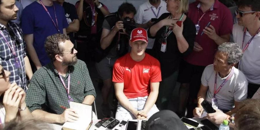 Formel-2-Pilot Mick Schumacher bei einer Presserunde an der Rennstrecke in Sakhir. Foto: Luca Bruno/AP