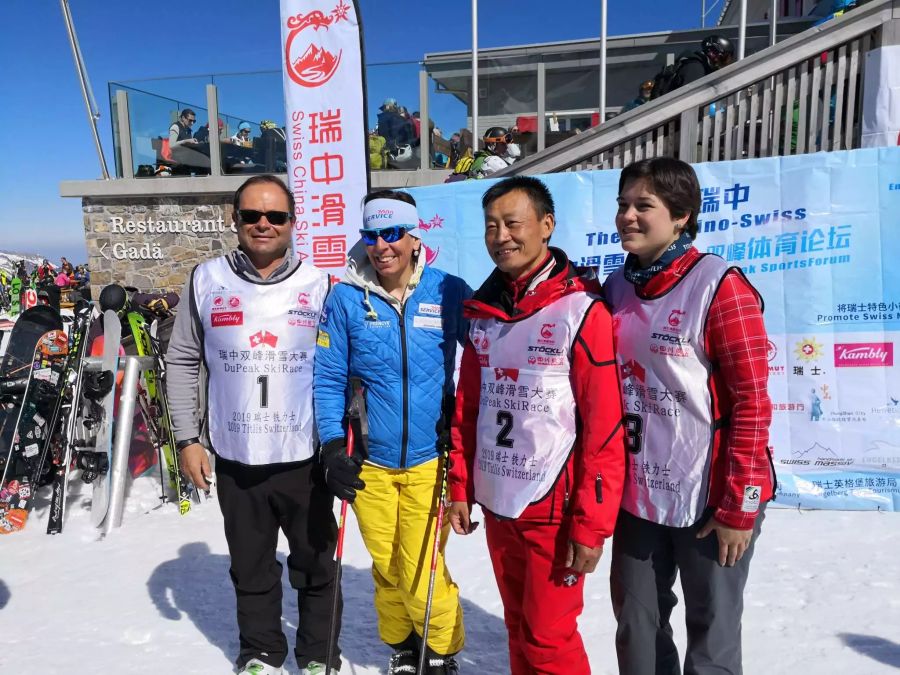 Neben Vreni Schneider (blau) beteiligt sich auch der Obwaldner Regierungsrat Josef Hess (links) und Olympiasieger Donghua Li (mit Nummer 2) an der Idee.