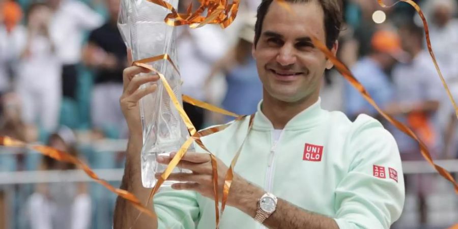 Roger Federer mit der Trophäe für den Gewinn des Masters in Miami. Foto: Lynne Sladky/AP