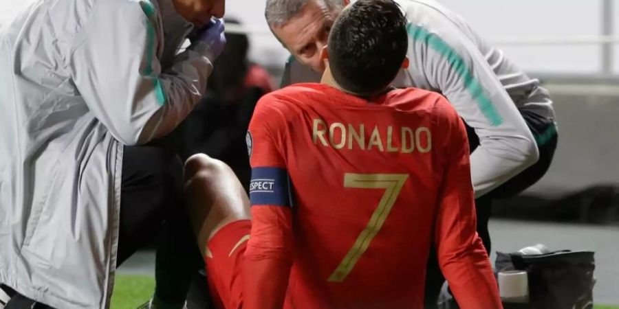 Cristiano Ronaldo hatte sich im Spiel Portugals gegen Serbien verletzt. Foto: Armando Franca/AP/dpa