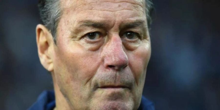 Soll Schalke vor dem Abstieg retten: Interims-Coach Huub Stevens. Foto: Ina Fassbender/dpa