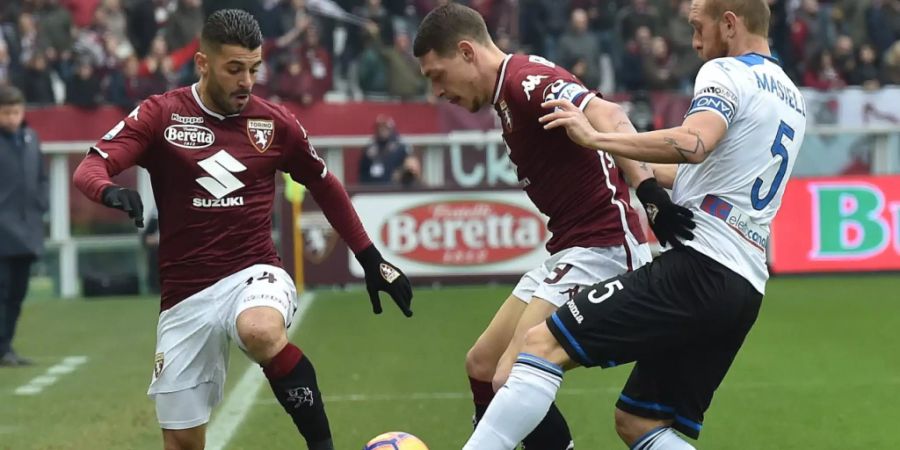 Andrea Masiello von Atalanta Bergamo (rechts) im Zweikampf mit Torinos Captain Andrea Belotti