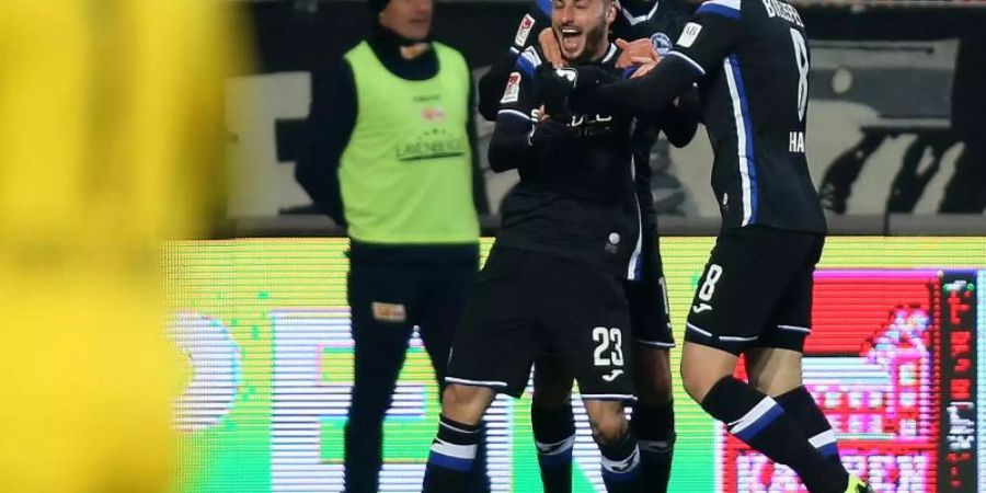 Jonathan Clauss von Arminia Bielefeld (l) jubelt nach seinem Tor zum 1:1-Ausgleich im Spiel gegen Union Berlin. Foto: Andreas Gora