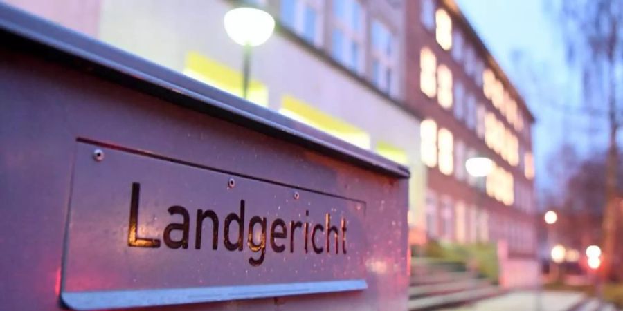 Im Landgericht Kiel wird im Prozess gegen einen 19-jährigen Mann wegen Mordes an seiner wenige Wochen alten Tochter das Urteil verkündet. Foto: Carsten Rehder/Illustration
