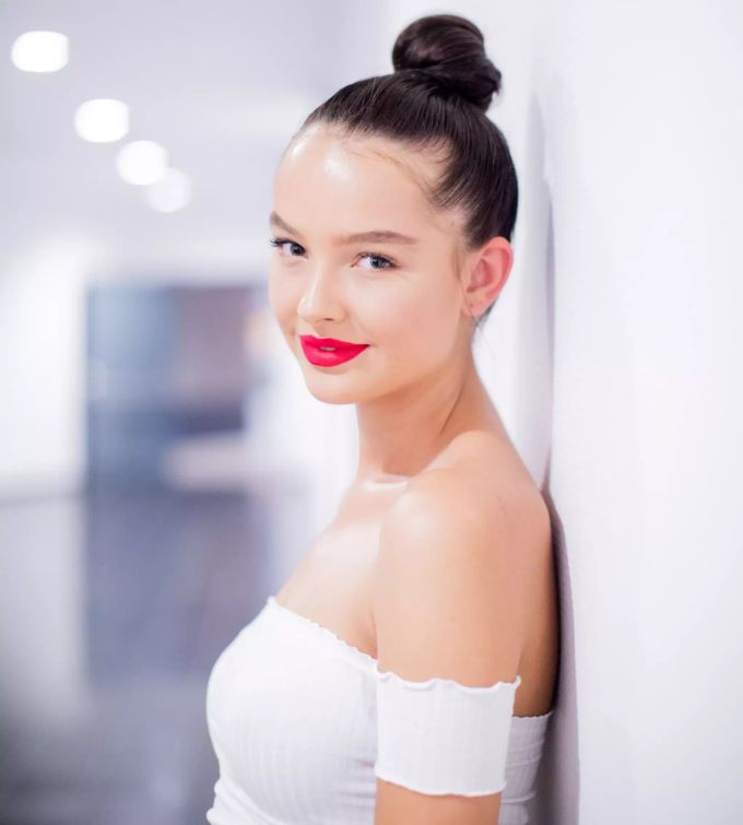Cäcilia, Teilnehmerin am Finale von GNTM, steht in einem Flur im ISS Dome. Germany's next Topmodel