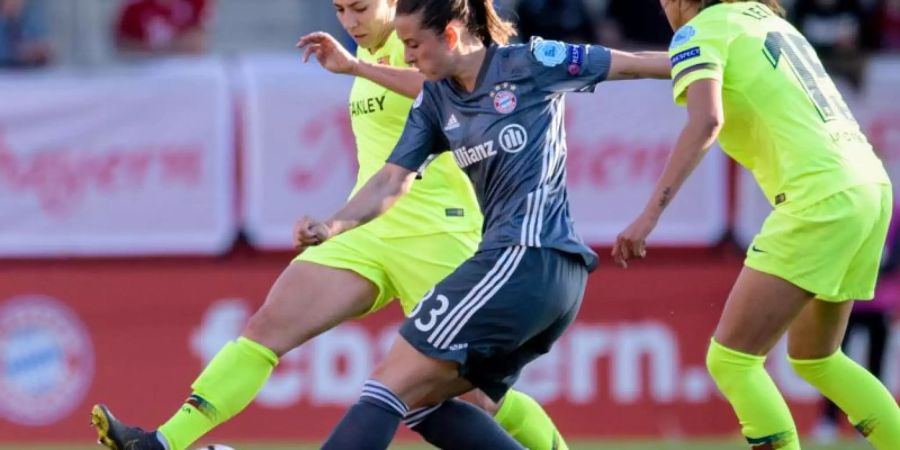 Sara Däbritz (M) wird ab der kommenden Saison für Paris Saint-Germain spielen. Foto: Matthias Balk
