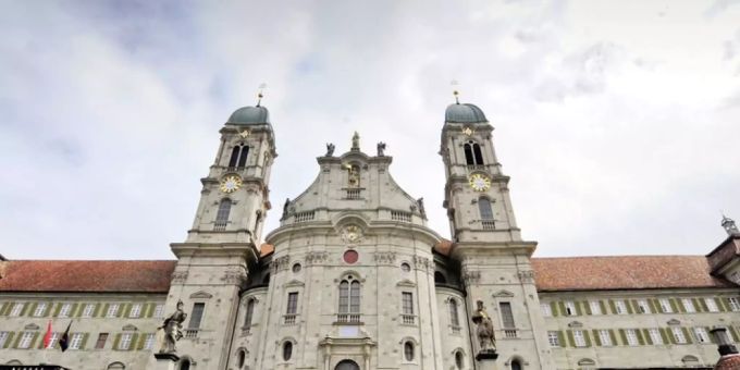 Die 60 Meter hohen Kirchtürme in Einsiedeln SZ und gewisse Stellen im Kirchenschiff wären im Brandfall schwer zu erreichen. (Archiv) Die 60 Meter hohen Kirchtürme in Einsiedeln SZ und gewisse Stellen im Kirchenschiff wären im Brandfall schwer zu erreichen. (Archiv)