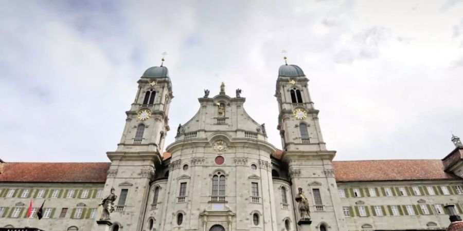 Die 60 Meter hohen Kirchtürme in Einsiedeln SZ und gewisse Stellen im Kirchenschiff wären im Brandfall schwer zu erreichen. (Archiv)