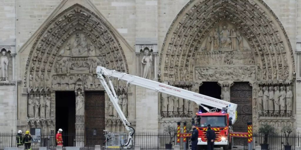 Grossbrand in Pariser Kathedrale NotreDame komplett gelöscht Grossbrand in Pariser Kathedrale NotreDame komplett gelöscht