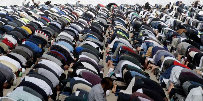 Muslime beten während der Freitagsgebete. Nach Terroranschlag in Neuseeland