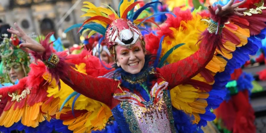 Bunte Kostüme an Karneval