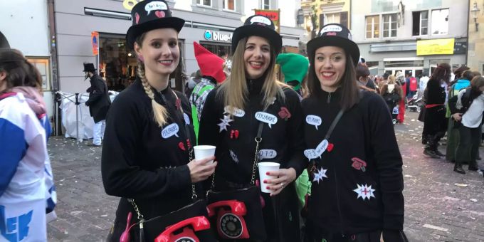 Drei Fasnächtlerinnen aus Chur finden die Rassismus-Debatte zwar absurd, die Burka geht aber zu weit. Fasnacht Luzern